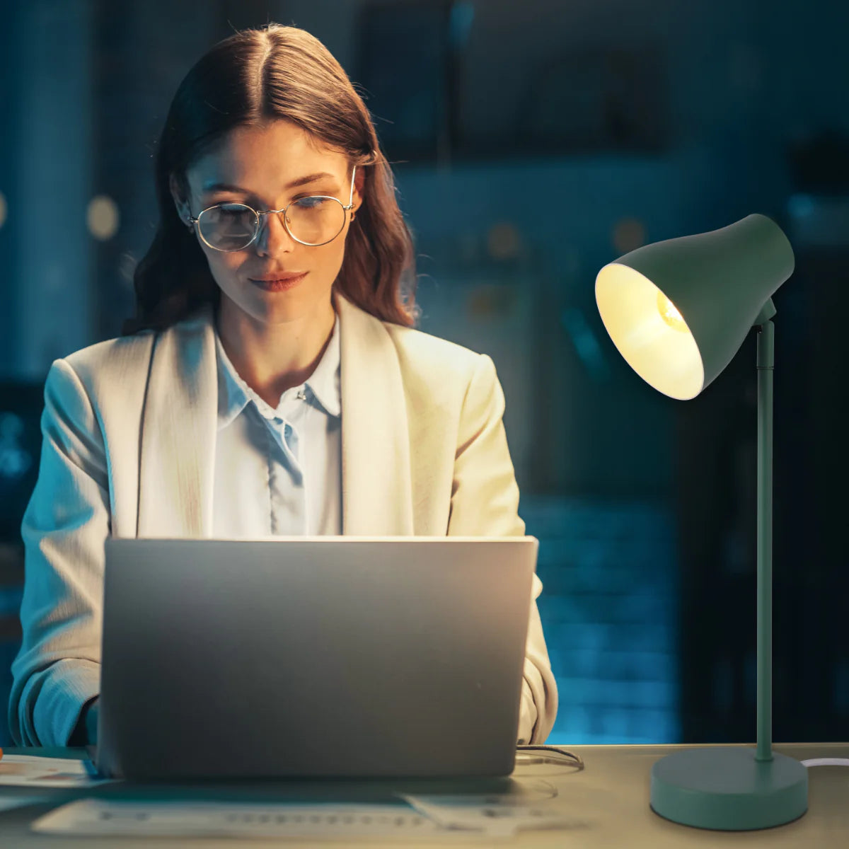 Usage of Elegant Rotatable Desk Lamp in Assorted Colors 130-03654